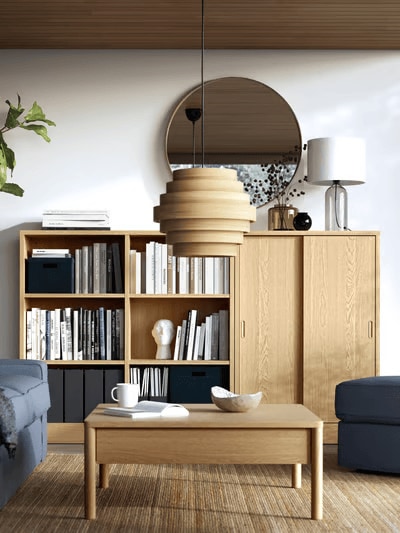 Salón con muebles de madera