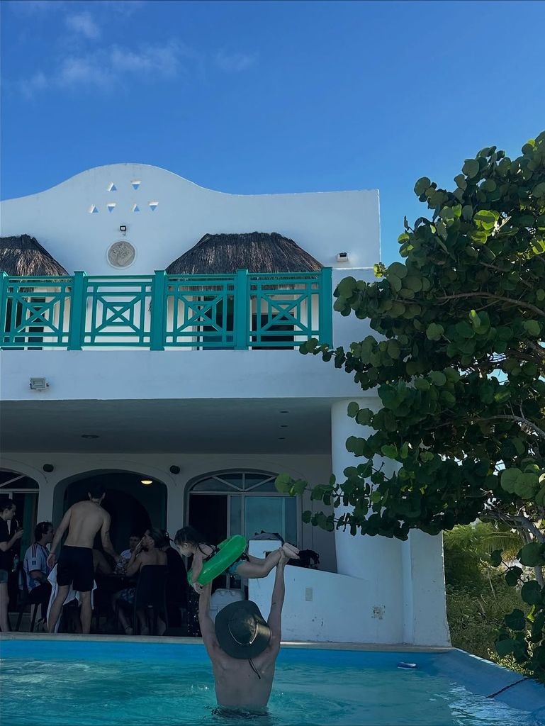 En sus ratos libres entre show y show, Cazzu disfrutaba con Inti.