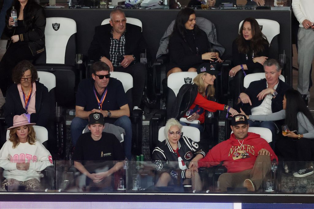 Lady Gaga y Michael Polansky viendo la Super Bowl LVIII el 11 de febrero de 2024 en Las Vegas