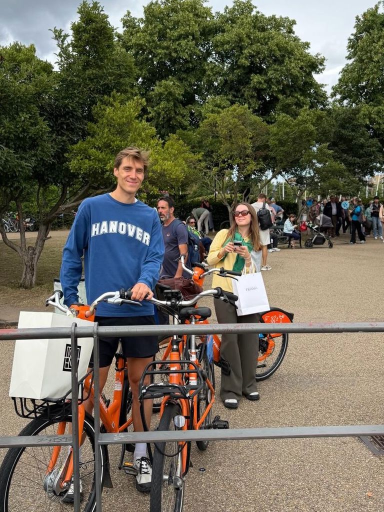 La pareja se movió por la ciudad en bicicleta