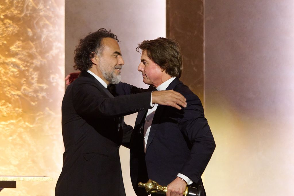Tom Cruise recibe un abrazo de Alejandro González Iñárritu, el director de su próxima película