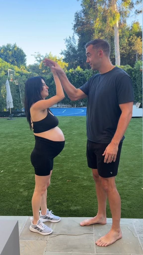 Martha Higareda y su esposo Lewis Howes se divierten en la recta final del embarazo de la actriz