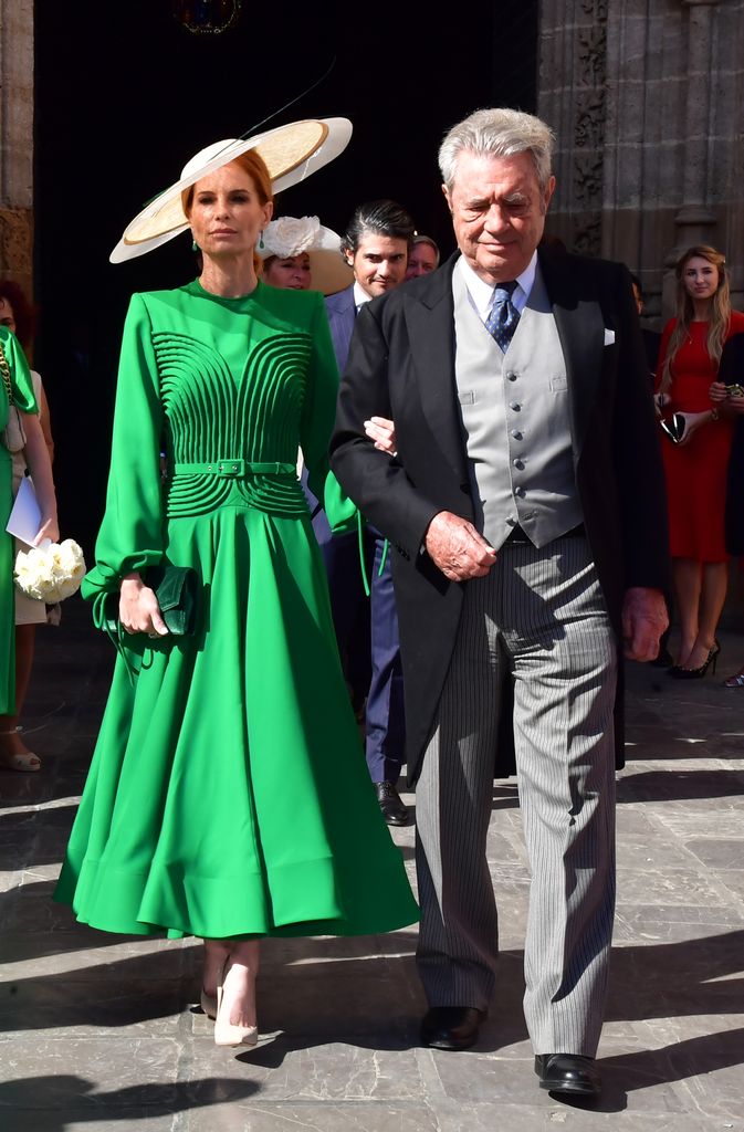 Olivia de Borbón junto a su padre, en la boda de su hermano Francisco, en 2021