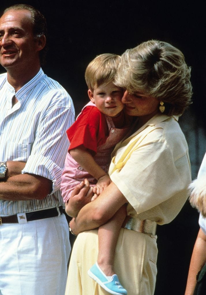 1987, Diana de Gales abraza al príncipe Harry a las puertas de Marivent con el rey Juan Carlos ejerciendo de anfitrión