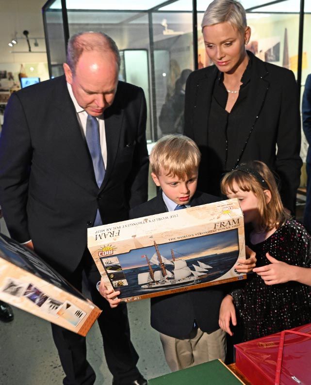 Los mellizos con un juego de Lego del Museo Fram