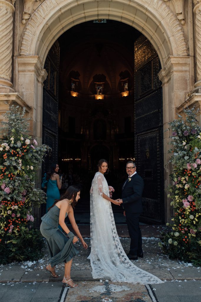 Look de novia de Helena Mareque con capa de encaje