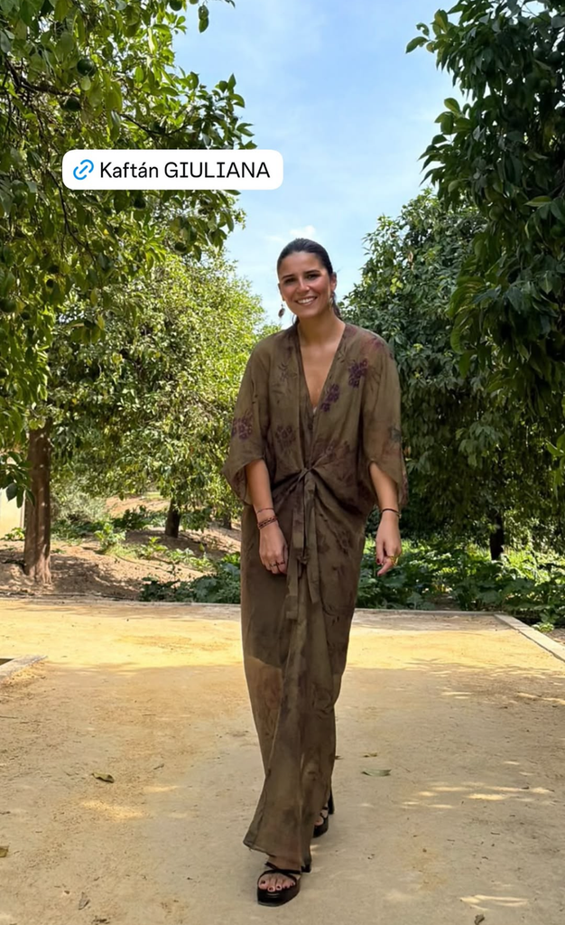 Tana Rivera, de invitada, con caftán verde de Bimani, 2026.