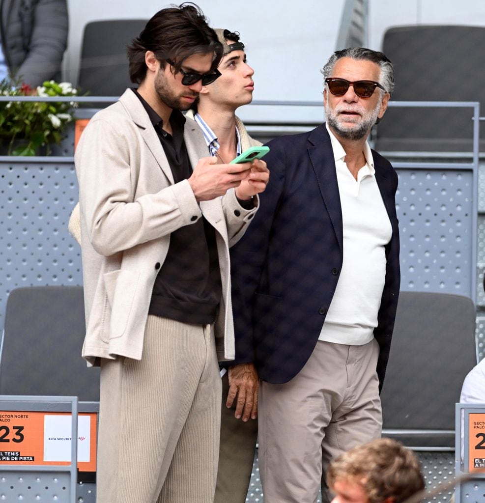 Bill Saad, con sus hijos Julian y Jaime