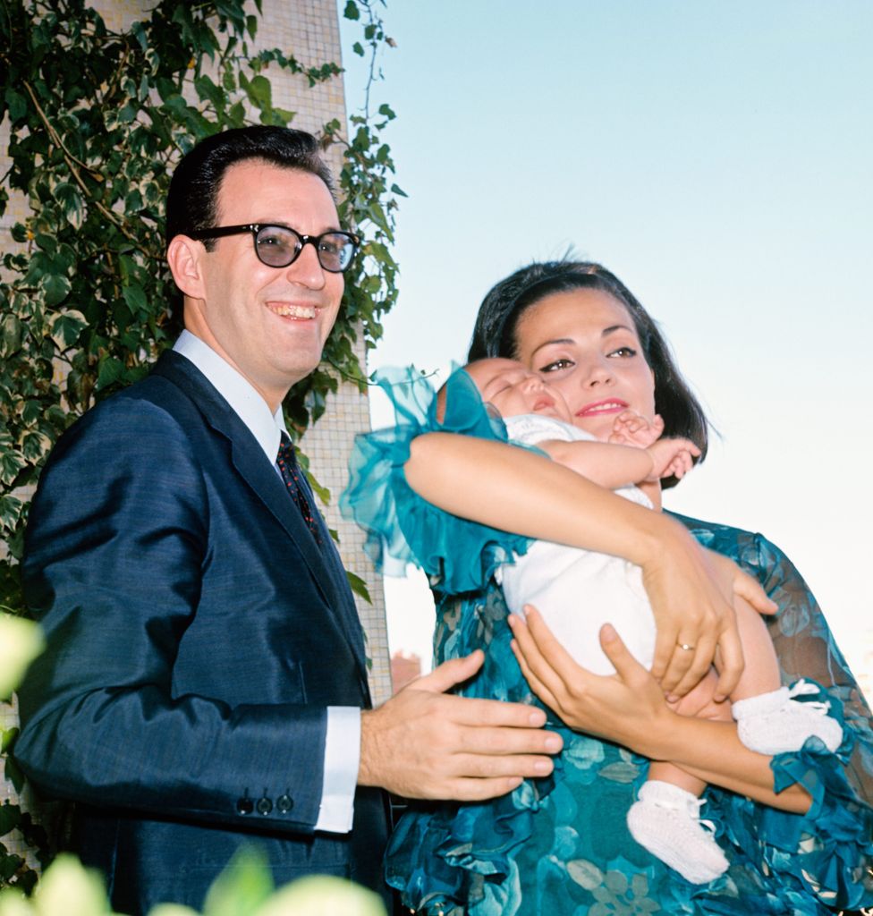 Carmen Sevilla y su marido, Augusto Alguero, presentan a su hijo
