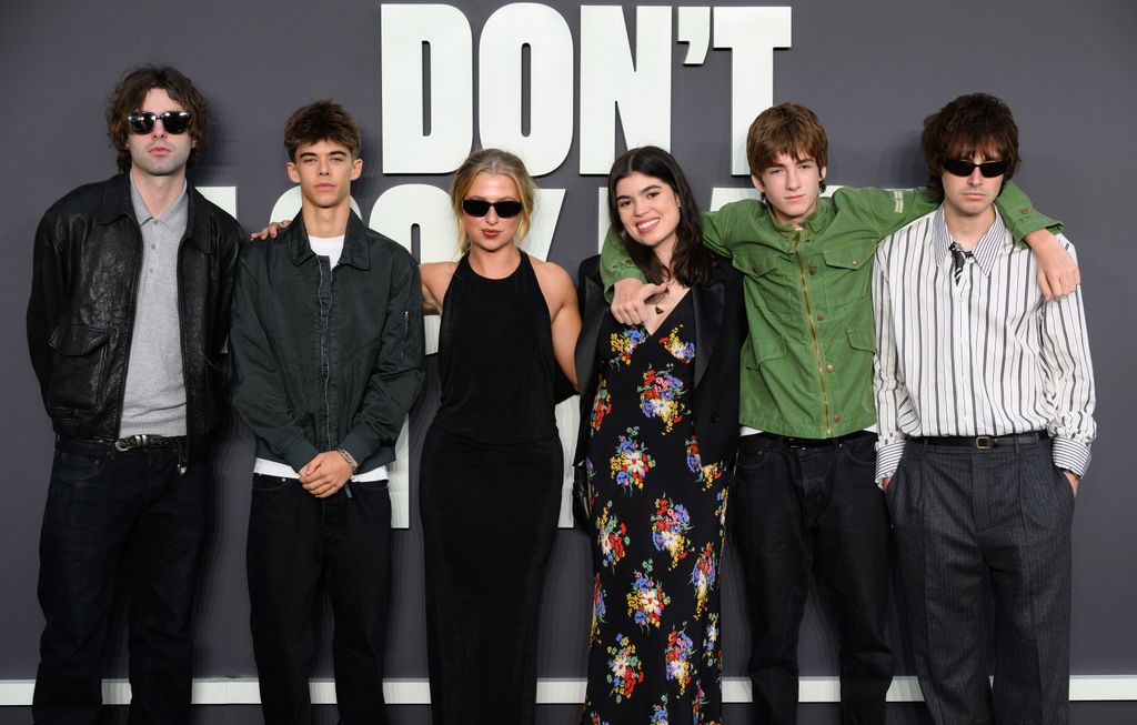 Lennon, Gene y Molly, hijos de Liam, posaron junto a Anaïs, Donovan y Sonny, hijos de Noel, dejando patente el sorprendente parecido de la nueva generación con sus famosos padres