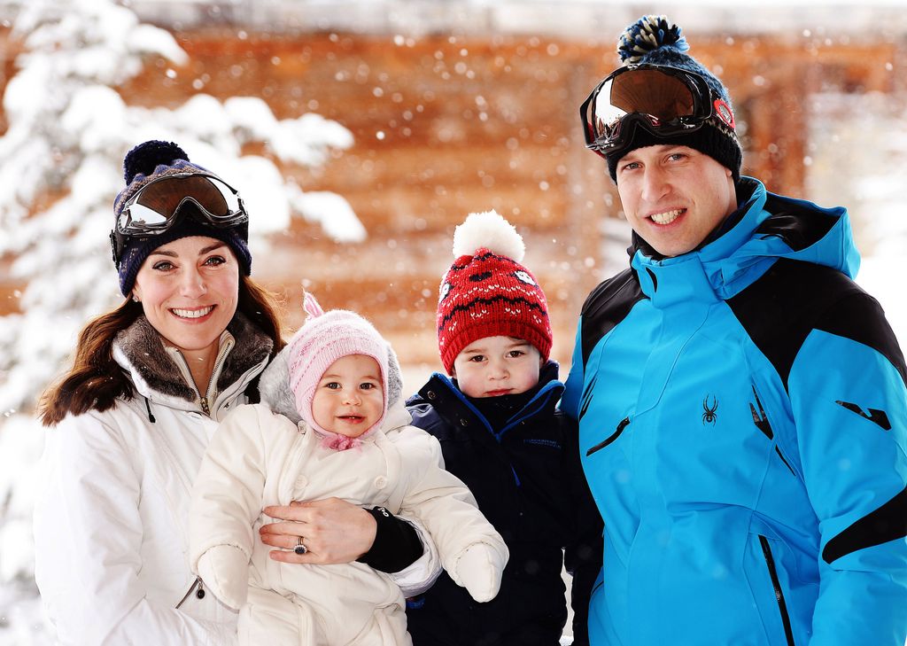 IMAGEN DE ARCHIVO: Los príncipes de Gales con sus dos hijos mayores, George y Charlotte, en los Alpes franceses en marzo de 2016