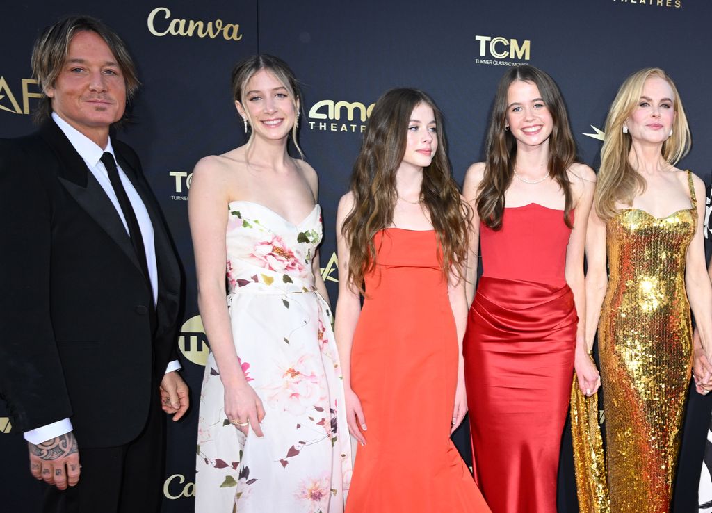 Plano medio de Keith Urban con su hija Faith Margaret Urban en un evento