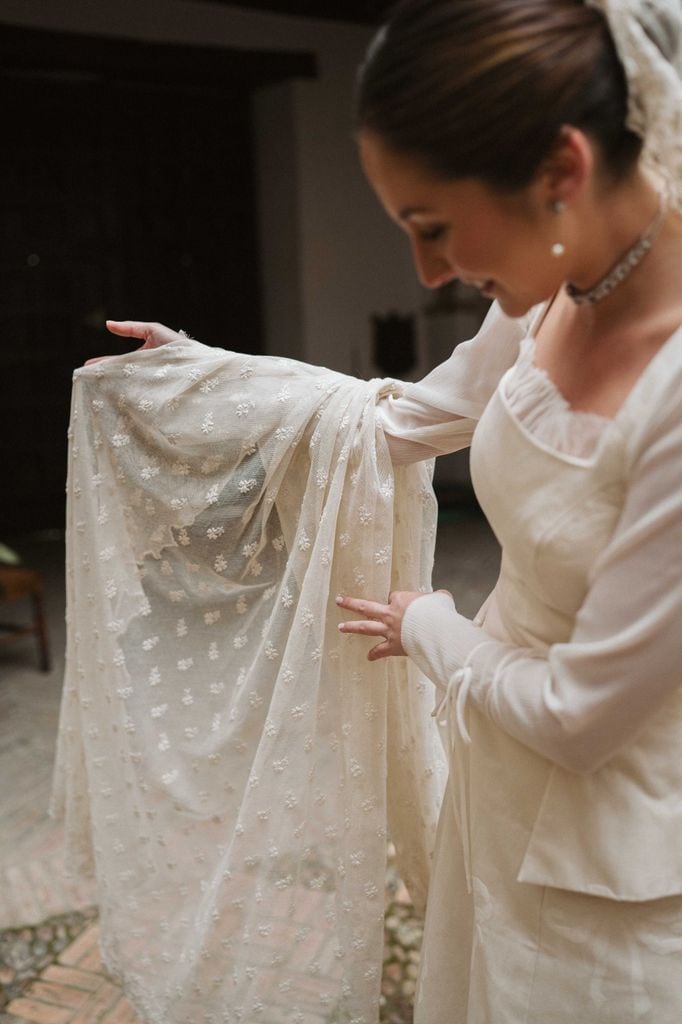 Novia con mantilla antigua