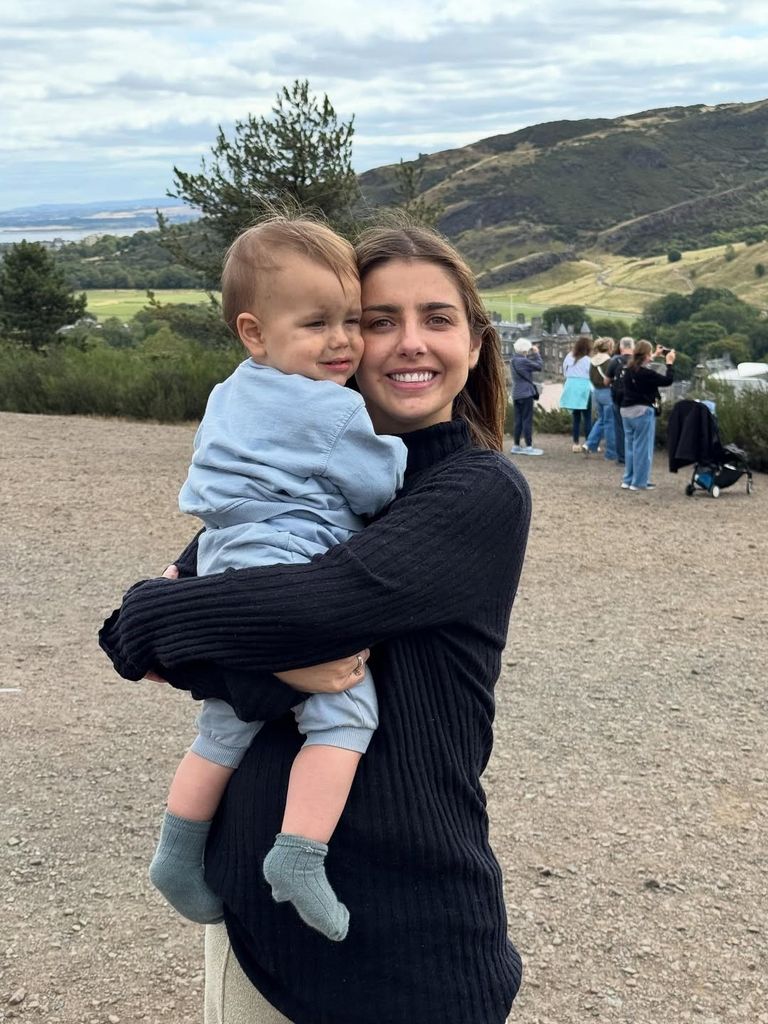 Michelle Renaud junto a su hijo Milo.