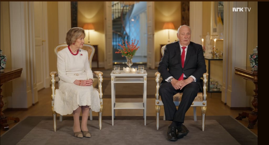 Los reyes Harald y Sonia en el programa "Året med kongefamilien" de este 2025