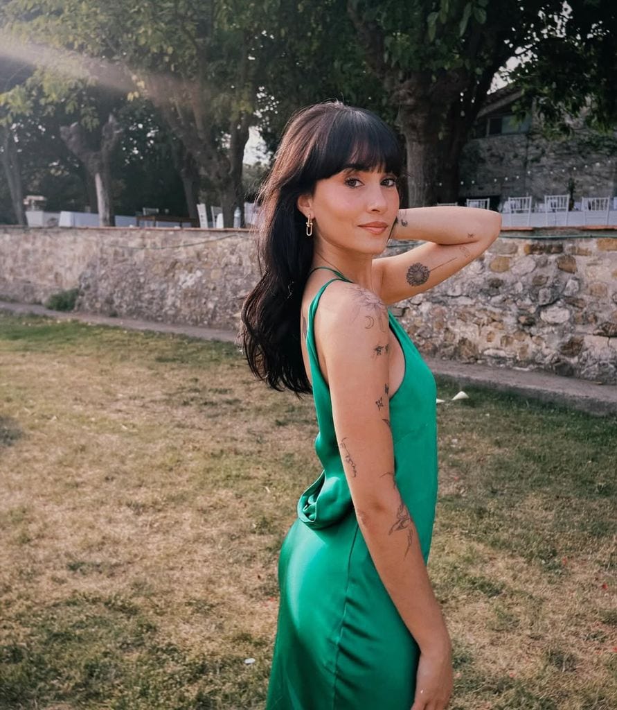 Aitana con vestido verde satinado en la boda de su amiga