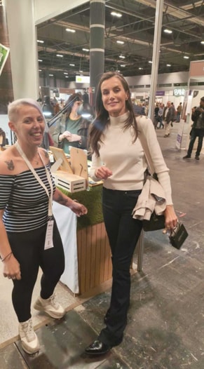 Se ha interesado por los diferentes puestos y conversando con los agricultores, fabricantes y feriantes