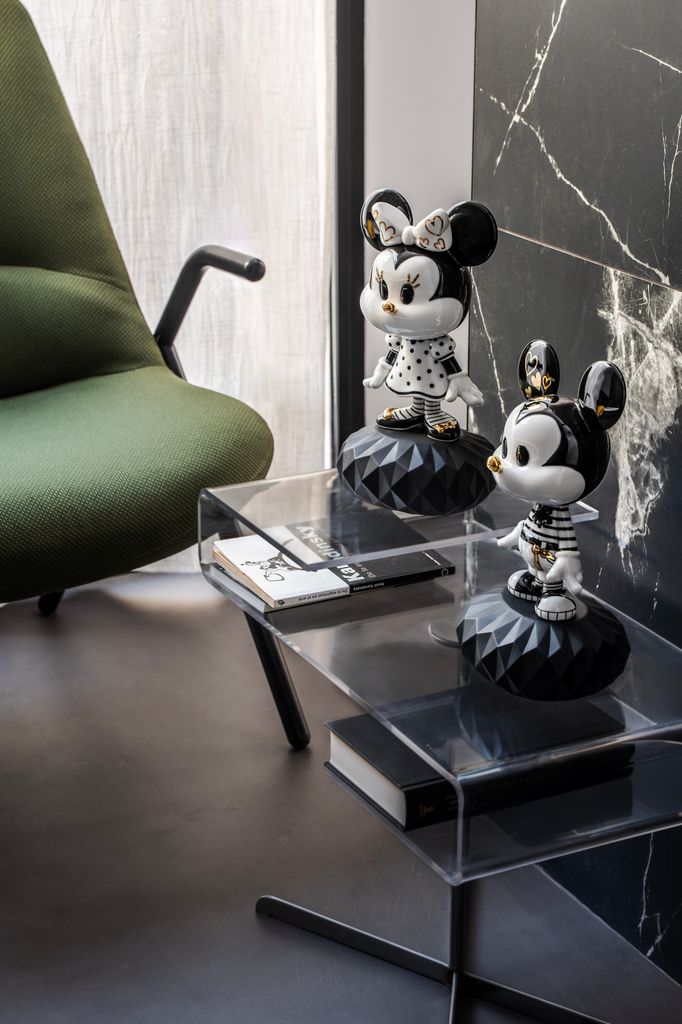 Figuras de Minnie decorando un salón
