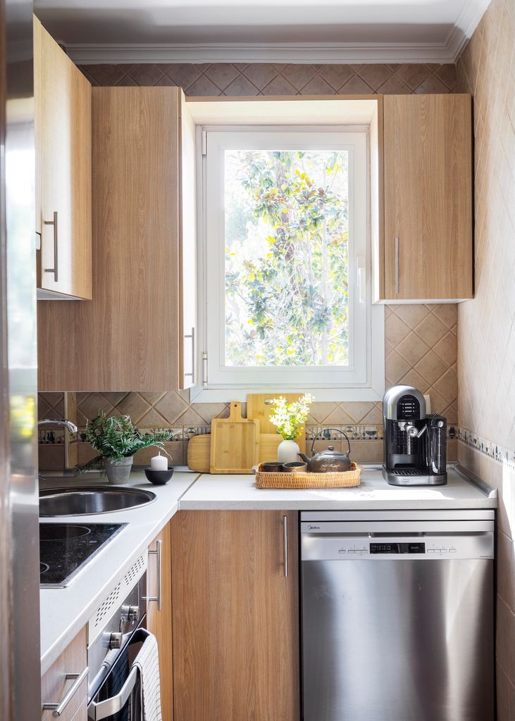 Cocina pequeña con encimera despejada. 
