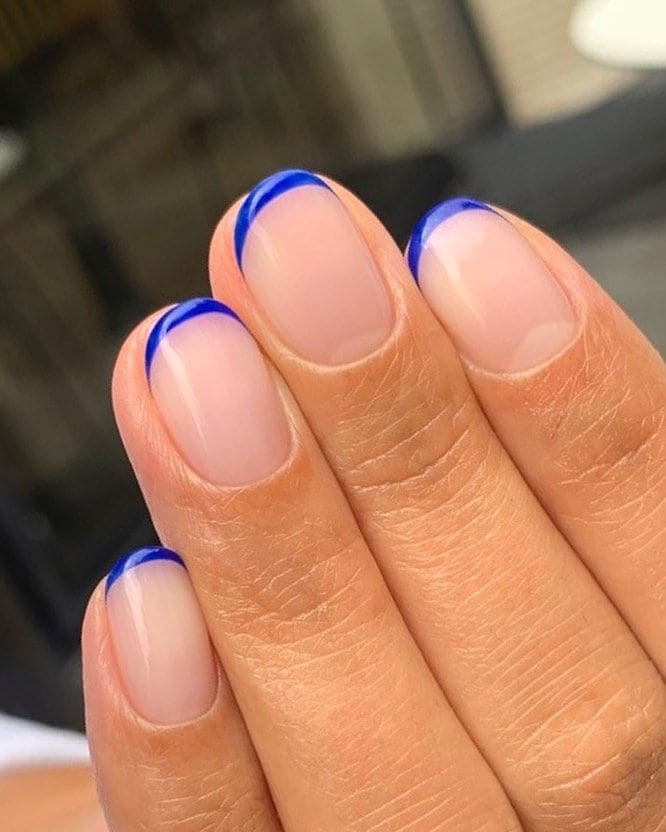 Manicura francesa con puntas azules