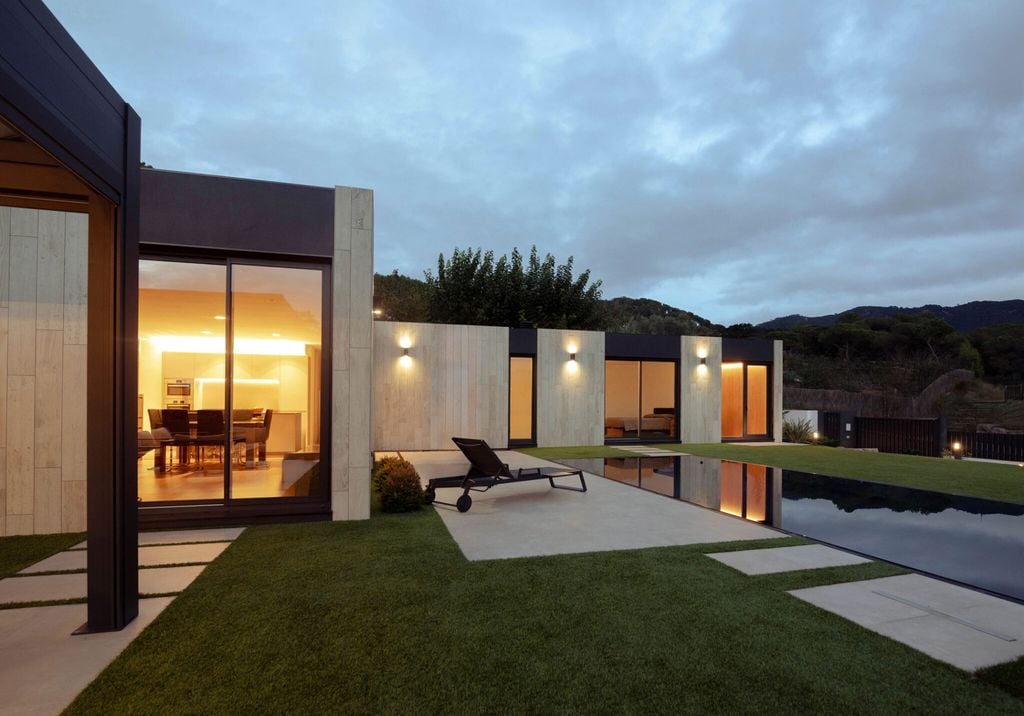 Jardín en el atardecer, un exterior con piscina