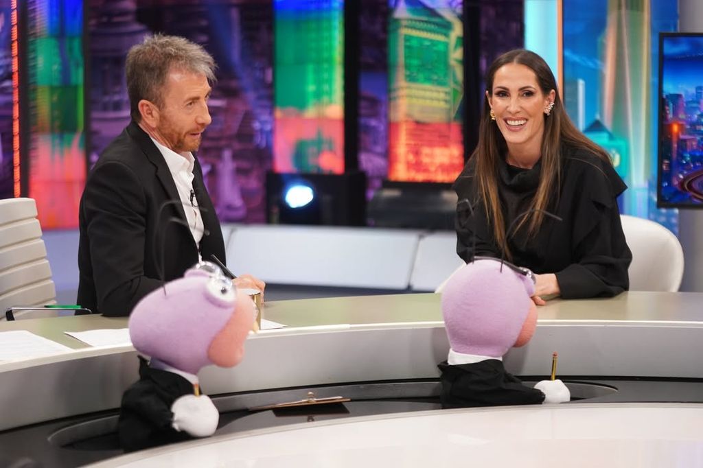 Malú hablando con Pablo Motos en El Hormiguero