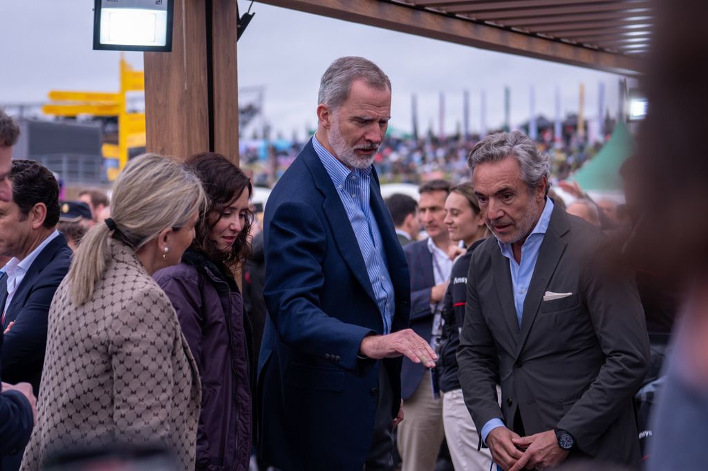Don Felipe interesándose por algunos detalles de la carrera