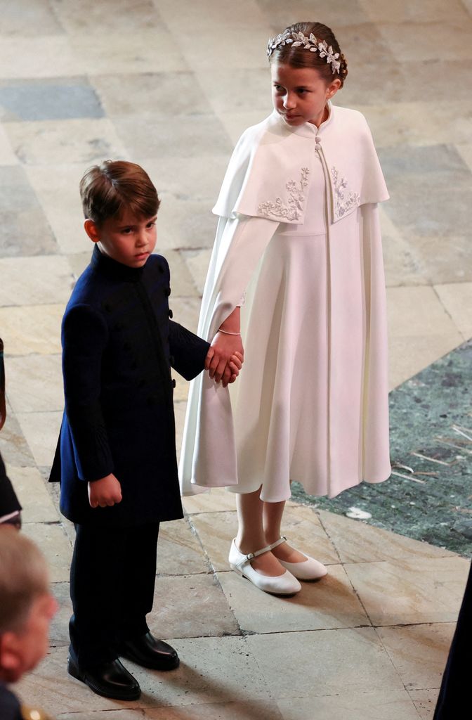 La princesa Charlotte da la mano al pequeño Louis durante la coronación de Carlos III
