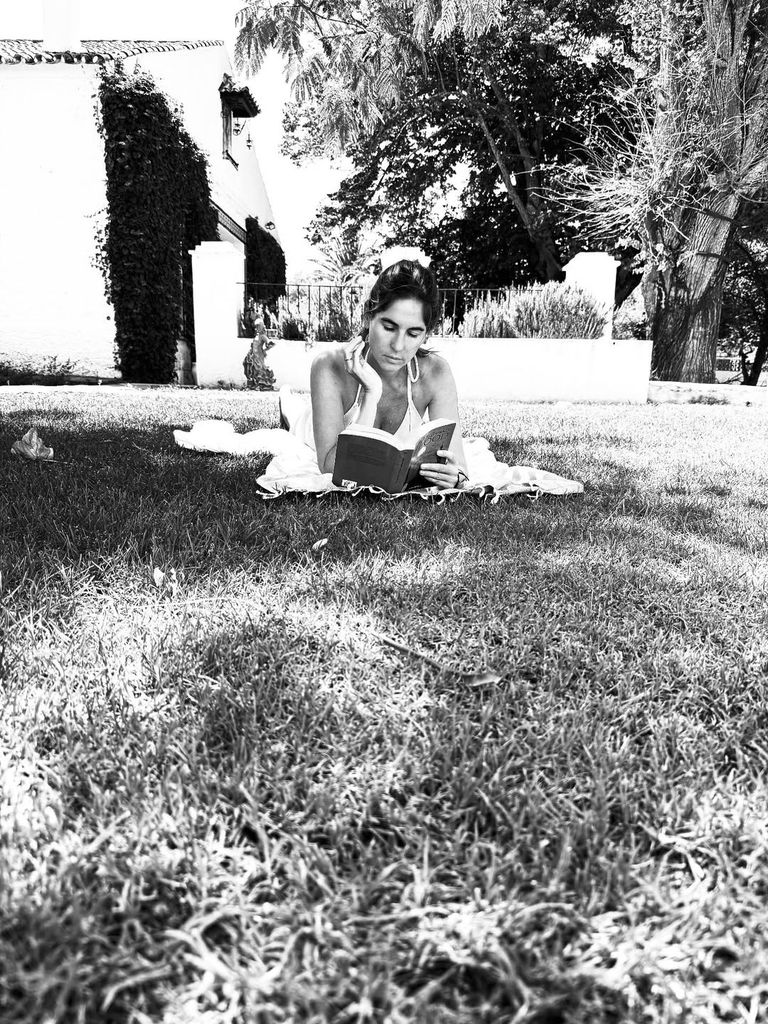 Lourdes Montes leyendo en su piscina en Ronda
