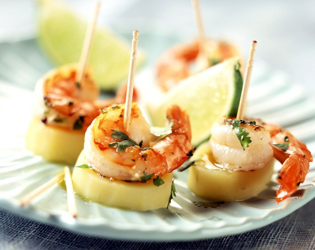 Canapé de patata cocida y gambas.