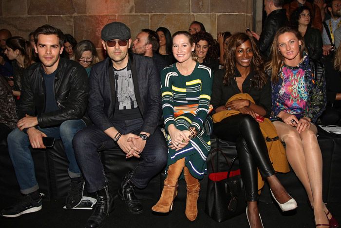 Risto Mejide se sentó en la primera fila para contemplar el debut de su novia, junto a él estuvieron el actor Marc Clotet, empresaria y bloguera de HOLA.com Fiona Ferrer y la nadadora Melani Costa. FOTO: 080 Barcelona Fashion
