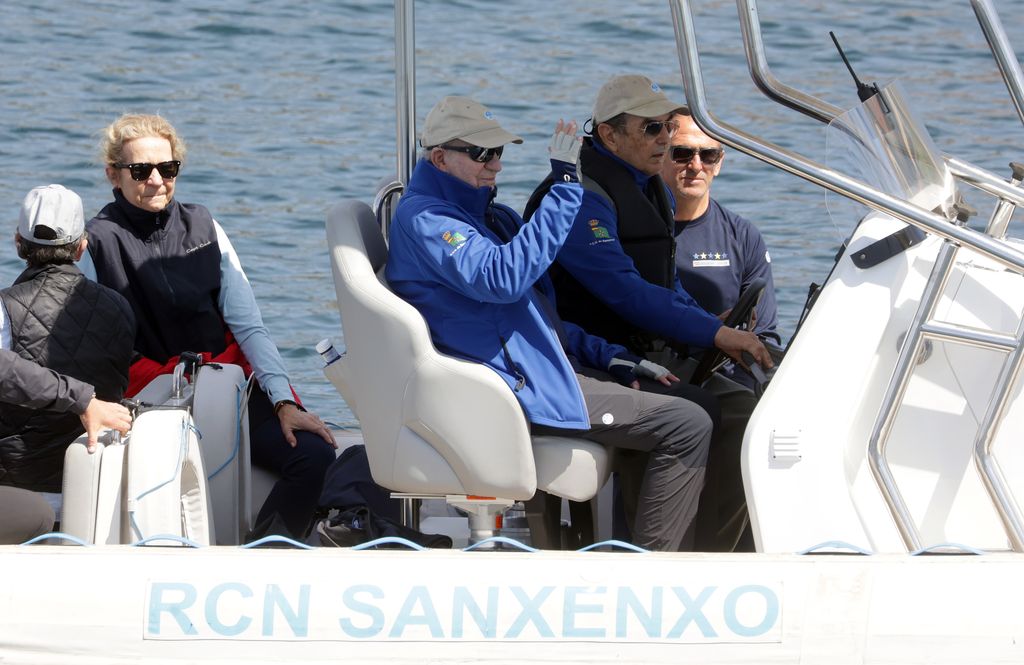 El rey Juan Carlos, la infanta Elena y Pedro Camps, en las regatas de Sanxenxo