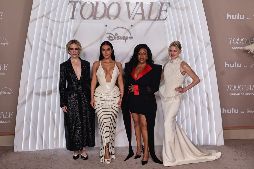 Sarah Paulson, Kim Kardashian, Niecy Nash-Betts y Naomi Watts posan durante el estreno de la segunda temporada de Todo Vale en la Ciudad de México.