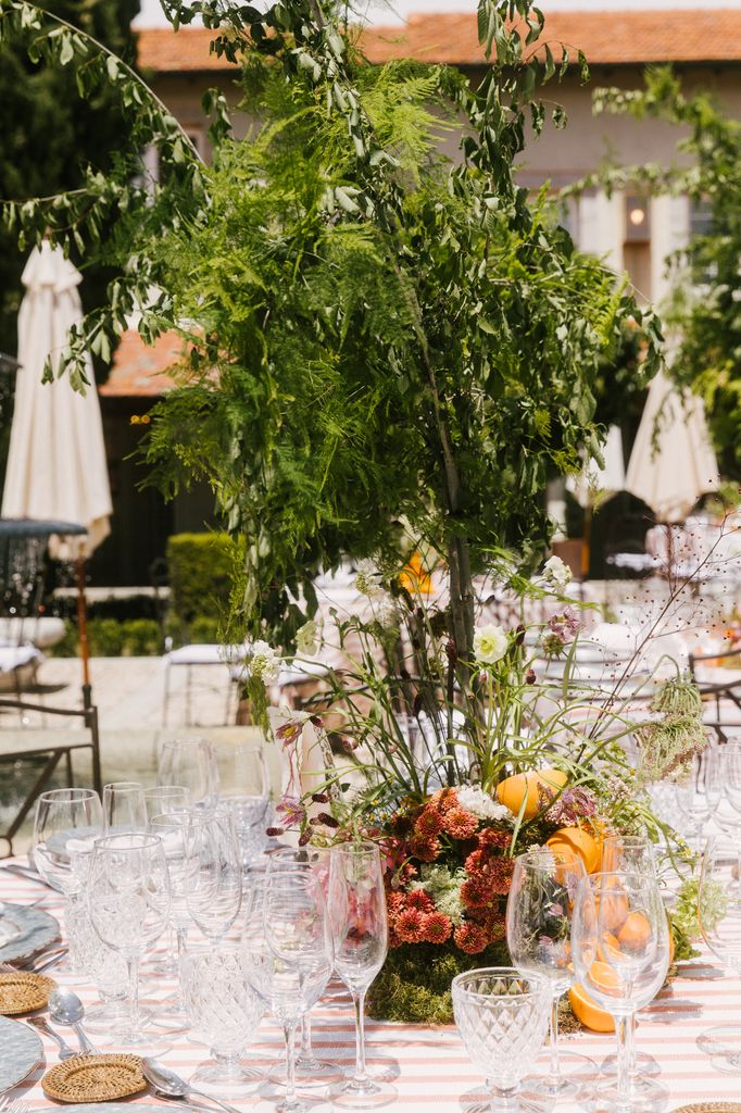 Detalles de la mesa decorado por Andrea’s World Events con flores de @mipimientanegra