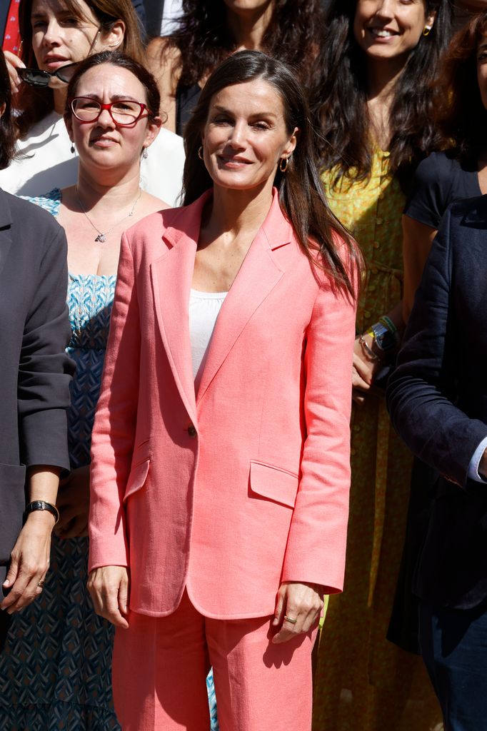 La reina Letizia con un traje coral
