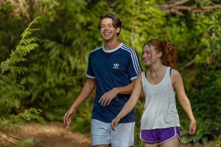 Matt Cornett y Sadie Soverall encabezan el reparto en los papeles de Sam y Percy.
