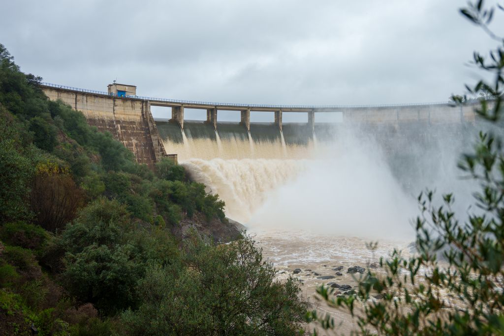 El embalse de El Gergal, en el término municipal de Guillena (Sevilla), aliviando agua el 11 de febrero de 2026 tras el paso de las borrascas Leonardo y Marta.