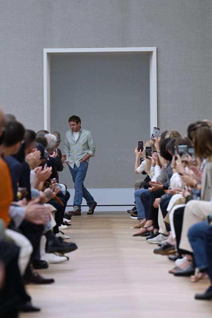 Jonathan Anderson en la pasarela de su primera colección Dior Homme 