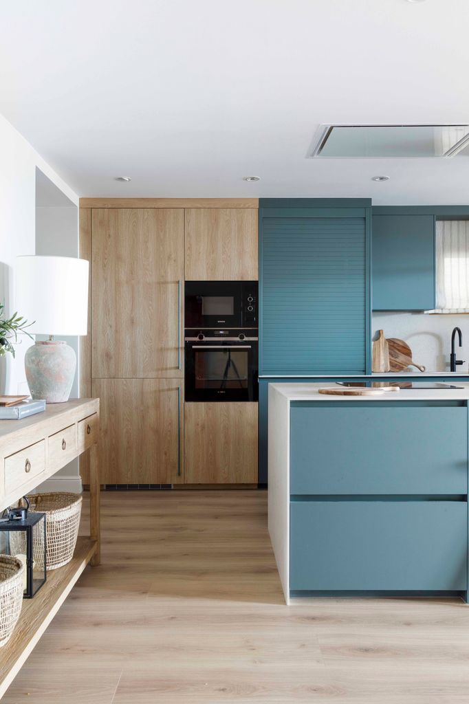 Cocina azul y madera. 
