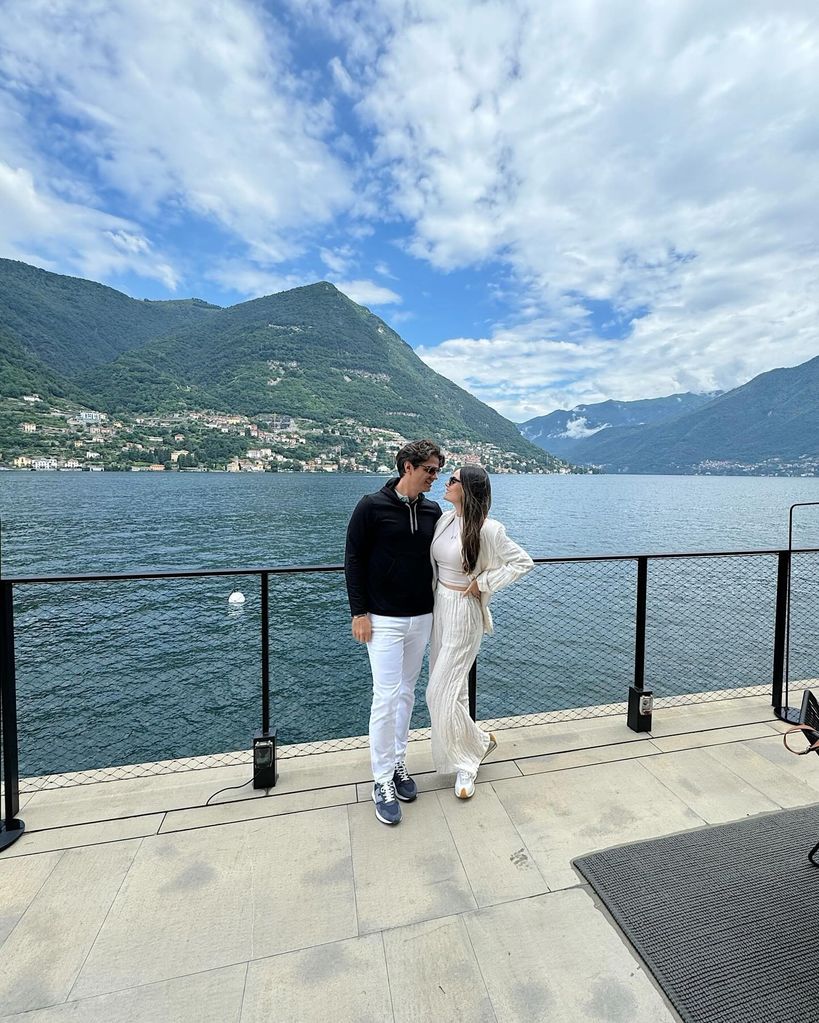 Ximena Navarrete posó con su esposo con el Lago Como de fondo 