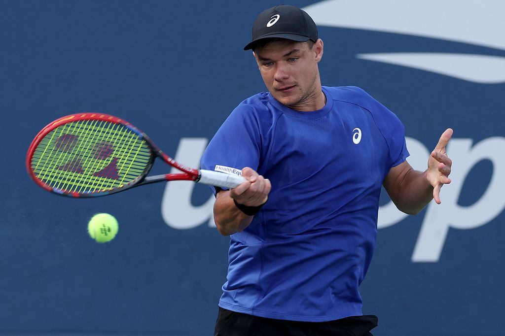 Kamil Majchrzak en su encuentro contra Karen Khachanov en el día cinco del US Open en el USTA Billie Jean King National Tennis Center. 