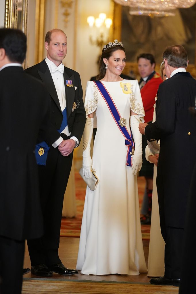 La princesa de Gales durante un banquete de gala con la tiara "Strathmore Rose", una de las favoritas de la Reina Madre