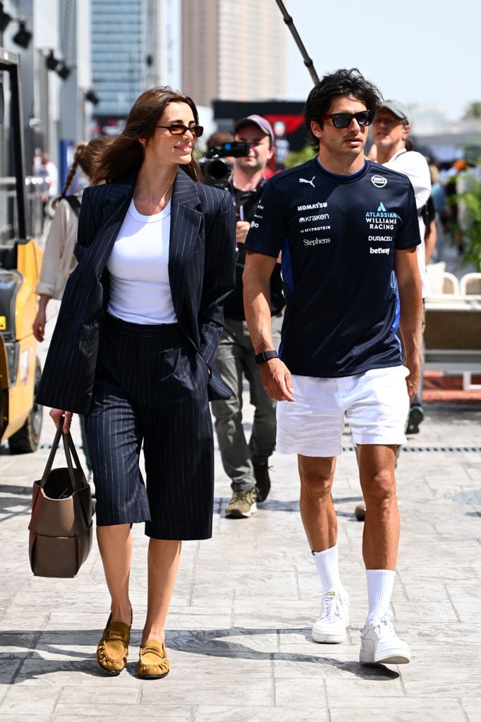 Carlos Sainz JR y Rebecca Donaldson, este domingo en el circuito de Yeda