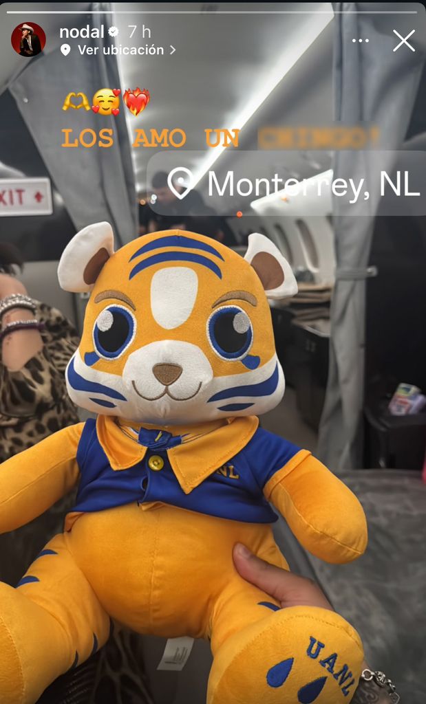 A pesar del incidente en el show, Nodal expresó su apoyo. En la foto, se aprecia el brazo de Ángela Aguilar con unas pulseras y una prenda de animal print.