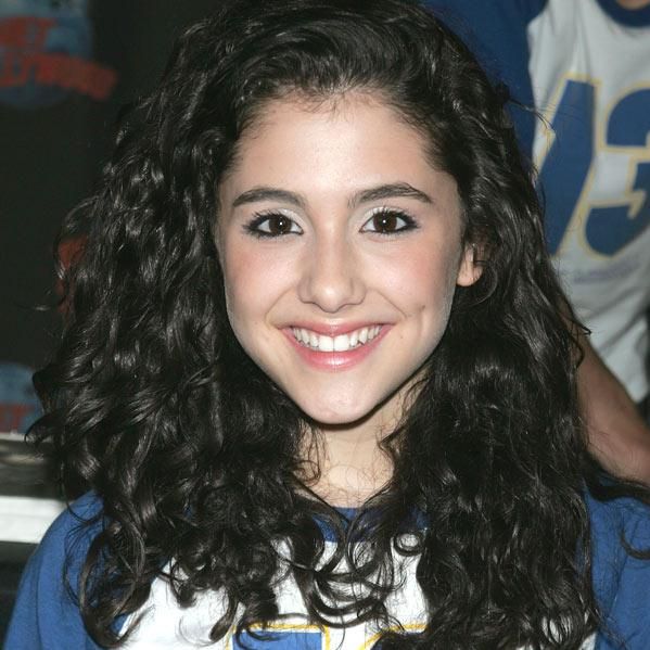 mostrando las extensiones de cabello de ariana grande