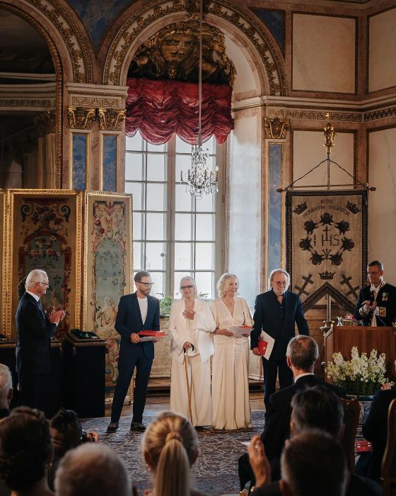 Carlos Gustavo y Silvia de Suecia condecoran a ABBA