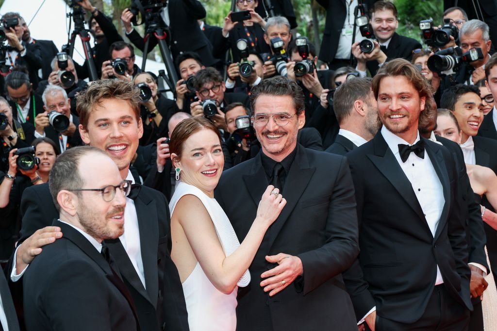 De izquierda a derecha: Ari Aster, Austin Butler, Emma Stone, Pedro Pascal y Luke Grimes reaccionan a la presencia de una abeja en la alfombra de 'Eddington'.