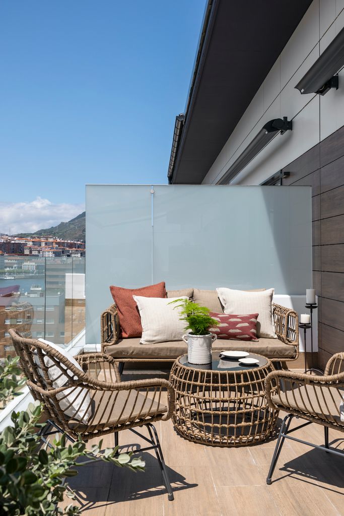 Terraza con muebles de fibra natural.