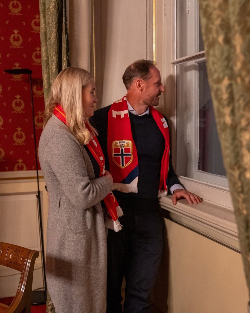 Los príncipes Haakon y Mette-Marit apoyando a la selección noruega en el Mundial 2026