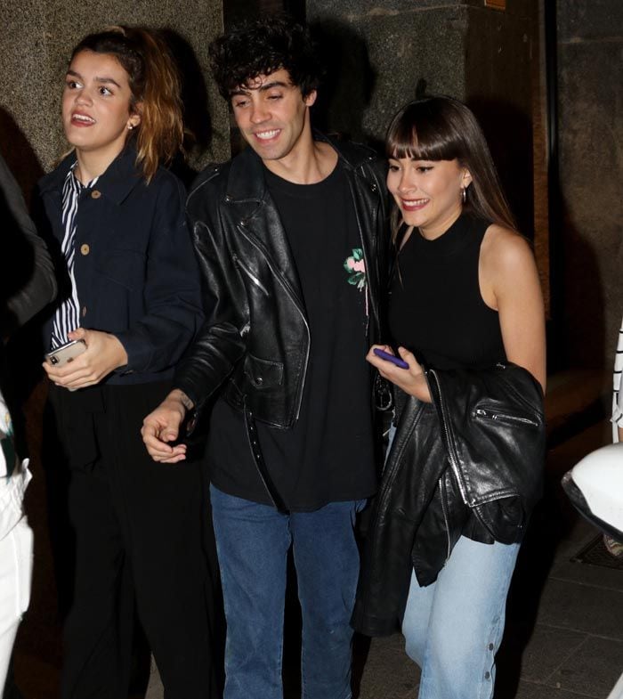Aitana y Amaia con Javier Ambrossi